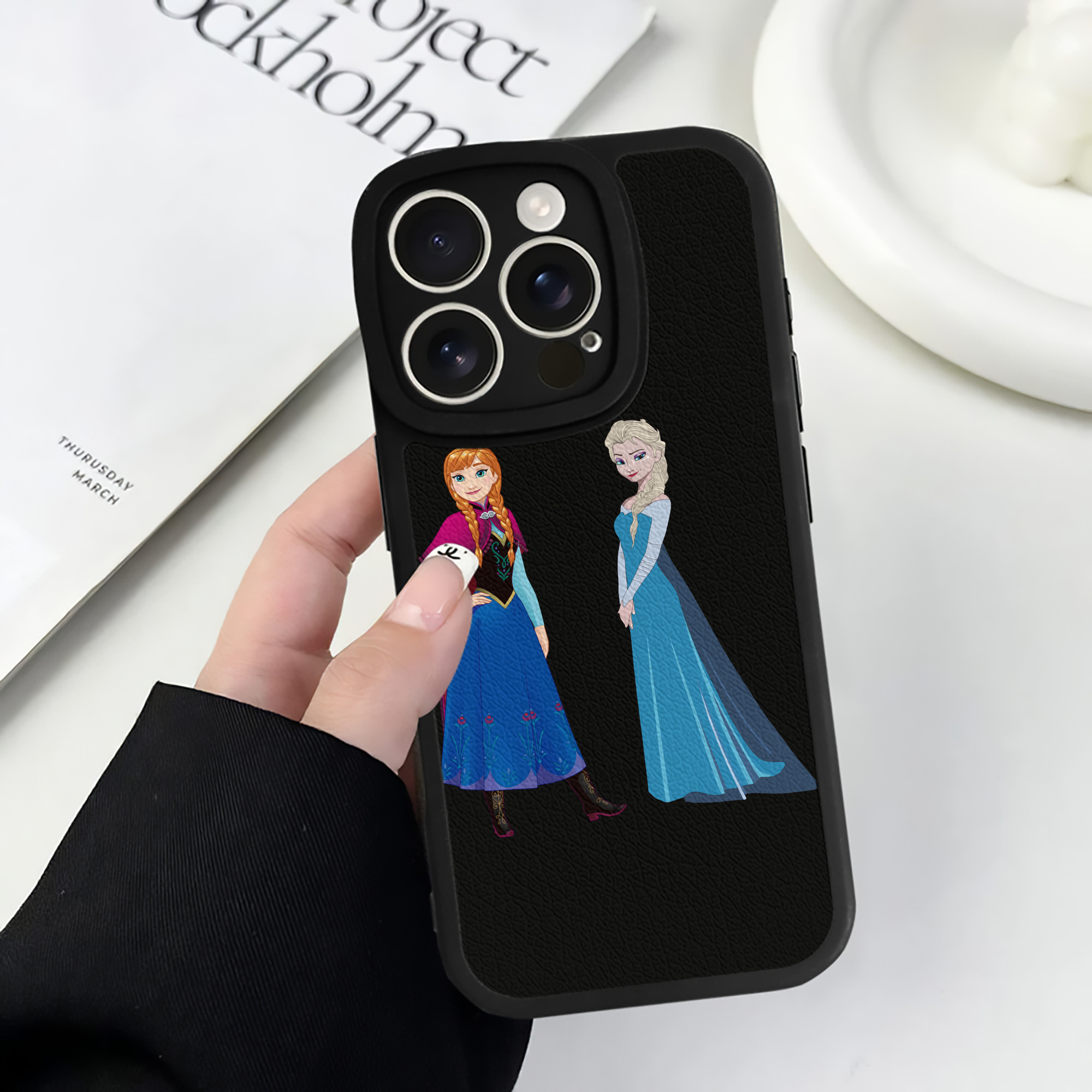 （画像用） アナと雪の女王 アンナ エルサ Frozen Anna Elsa 【iPhone 16シリーズ対応】シリコンスマホケース（レザー調） 材質：シリコン